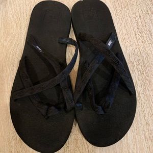 Teva Women’s Olowahu Black Sandals size 11